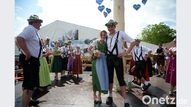 Bei der Vitus Kirwa in Ursensollen tanzten heuer elf Paare um den Baum. Als neues Oberkirwapaar wurden Michael Scheffmann und Rebecca Wittmann auserwählt. brü