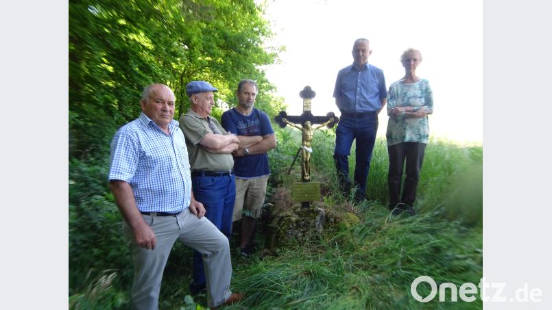 Über das „Schopper-Kreuz“ am alten Platz, aber in neuem Glanz, freuen sich (von links) Erwin Rösl, Hans Strobl, John Forster, Hans Reis und Gunda Strobl. exb