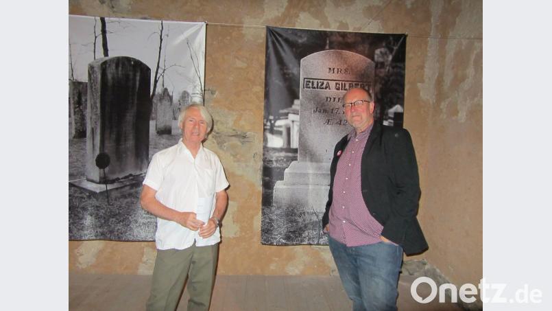 Im Gespräch mit Kulturredakteur Stefan Voit (rechts) berichtet Künstler Albert Braun auch Interessantes zu den letzten Ruhestätten von Lola Montez (hinten rechts) und Elias Peißner. Anke Schäfer