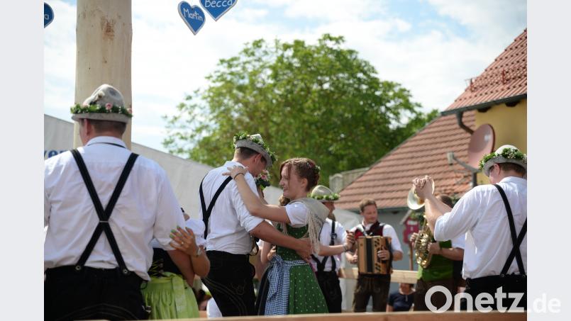 Bei der Vitus Kirwa in Ursensollen tanzten heuer elf Paare um den Baum. Als neues Oberkirwapaar wurden Michael Scheffmann und Rebecca Wittmann auserwählt. brü