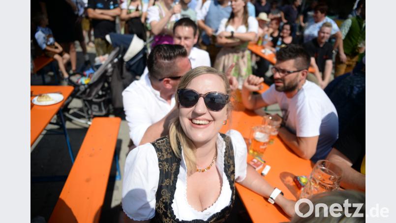 Bei der Vitus Kirwa in Ursensollen tanzten heuer elf Paare um den Baum. Als neues Oberkirwapaar wurden Michael Scheffmann und Rebecca Wittmann auserwählt. brü