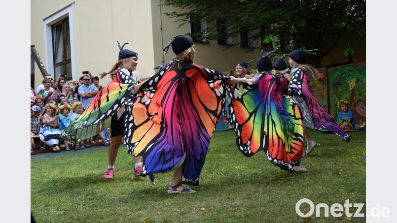 "Schmetterlinge" tanzen mit bunten Flügeln beim Sommerfest der Kita-St. Antonius. Beyerlein