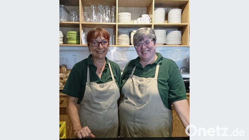 Auch wenn „Landgericht“-Chefin Christine Hösl (rechts) und ihre Mitarbeiterin Blanka Procházková fürs Foto ein strahlendes Lächeln aufsetzen, blicken sie mit Wehmut zurück auf die vergangenen sieben Jahre. michaela.lowak@oberpfalzmedien.de