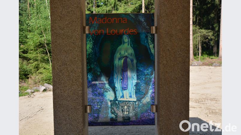 Der Madonna von Lourdes ist die neue Kapelle geweiht. Auf bunten Glasbildern wird die enge Verbindung von Konnersreuth und dem französischen Wallfahrtsort dargestellt. Rosner, Josef [JR] (<a href=