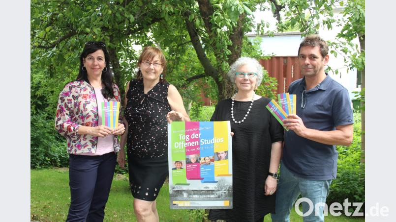 Künstlerhaus Leiterin Andrea Lamest, Malerin Olive Ayhens, Schriftstellerin Judith Cooper sowie Fördervereins-Vize Clemens Mayer (von links) werben für den &quot;Tag der offenen Studios&quot; am Sonntag. stg
