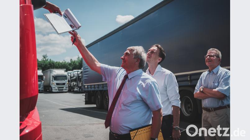 MdB Karl Holmeier (links) unterstützt den BGL bei der Befragung von Fernfahrern auf dem Autohof Wernberg. Lukas Meister