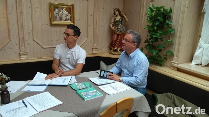 CSU-Fraktionssprecher Toni Dutz (rechts) ist für einen Neubau der Kemnather Realschule. exb
