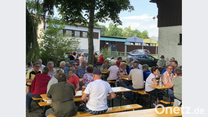 Die Besucher verbrachten im lauschigen Biergarten vergnügliche Stunden. exb