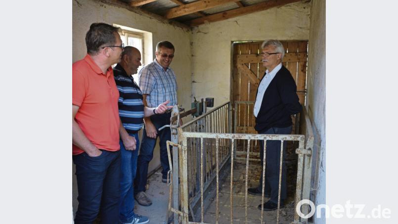 Zum Spaß lässt sich Gemeinderat Franz Schmidt (rechts) wiegen. Entweder habe er deutlich abgenommen oder die Waage stimme nicht mehr, scherzt er. ak