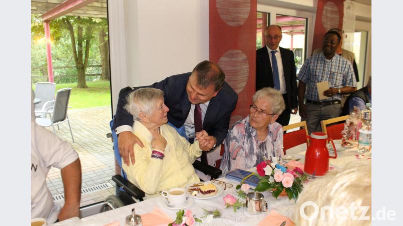 Theresia Kistenpfennig (links) freut sich über die Glückwünsche von Bürgermeister Karlheinz Budnik. Michaela Lowak