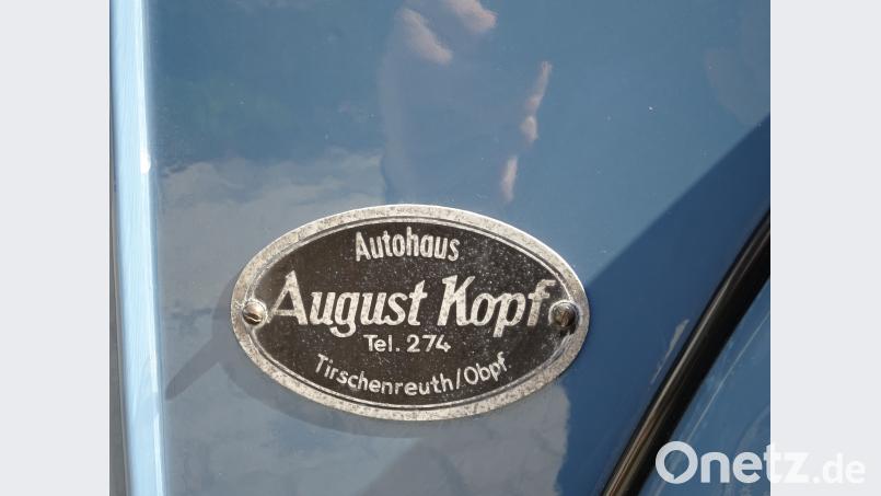 Die kleine Metallplakette des Autohauses August Kopf ist auch nach 60 Jahren noch an dem Käfer. rti
