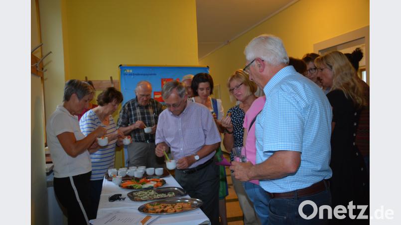 Gesunde Köstlichkeiten wie Erdbeer-Lassi, Brotaufstrich mediterraner Art, Kräuter-Quark-Dip und Ingwer-Kräuter-Trunk wurden gerne probiert! Bild: eya