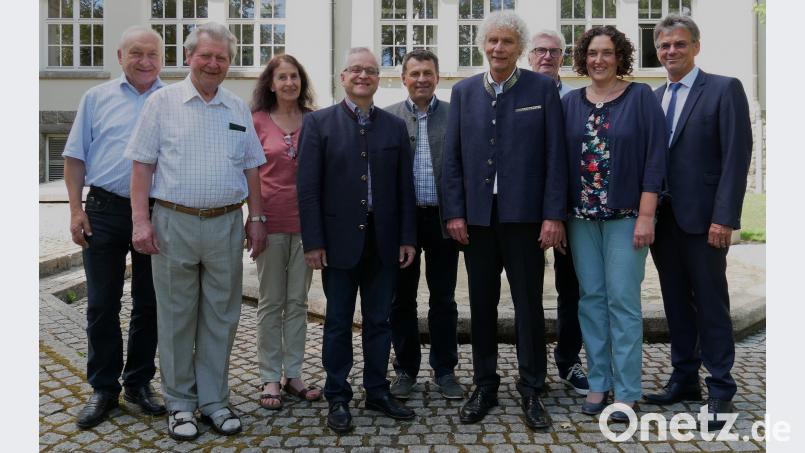 Die Erfinder des Landkreis-Lodenjankers von links: Kreisheimatpfleger Robert Schön, Robert Treml, Monika Kunz sowie Hans Dill, Paulus Mehler, Wolfgang Lippert, Ernst Zeitler, Tina Zeitler und Pressesprecher Walter Brucker. tr