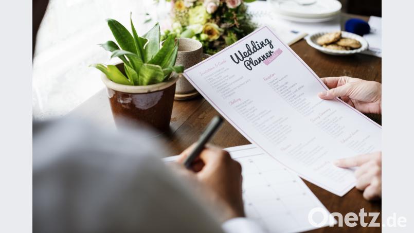 Mit einer Check-Liste hat das Brautpaar alle wichtigen Aufgaben für die Hochzeit immer im Blick. Rawpixel.com/stock.adobe.com