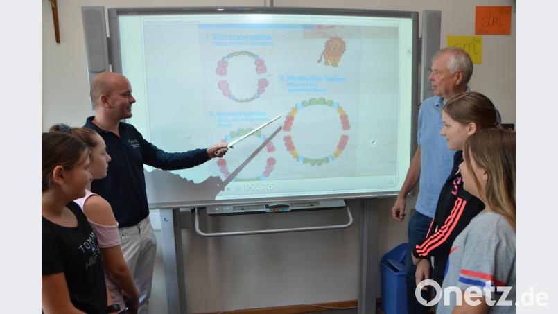 Zahnarzt Klaus Zilbauer (rechts) übergibt nach 35 Jahren den Schulbesuch an seinen Nachfolger Max-Emanuel Hautmann. dob