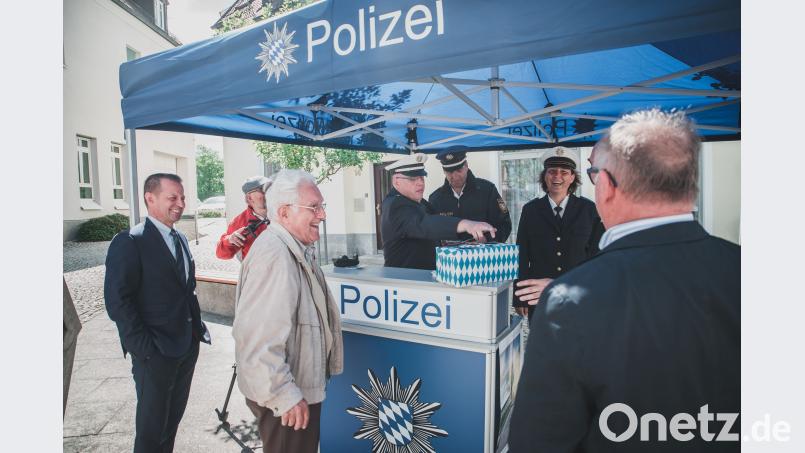 Manuela Weidhas, Stefan Moller und Tobias Wirth (Zweite, Dritter und Vierter von rechts) suchen in der Knorrstraße das Gespräch mit Passanten zum Thema Verkehrssicherheit. Dabei werben sie auch für ein Gewinnspiel, das die Sparkasse mitfinanziert. Vorstand Gerhard Hösl (links) ist überzeugt von der Aktion. Lukas Meister