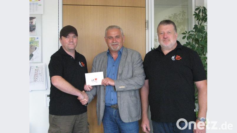 Spendenübergabe an Bürgermeister Ludwig Biller. bk