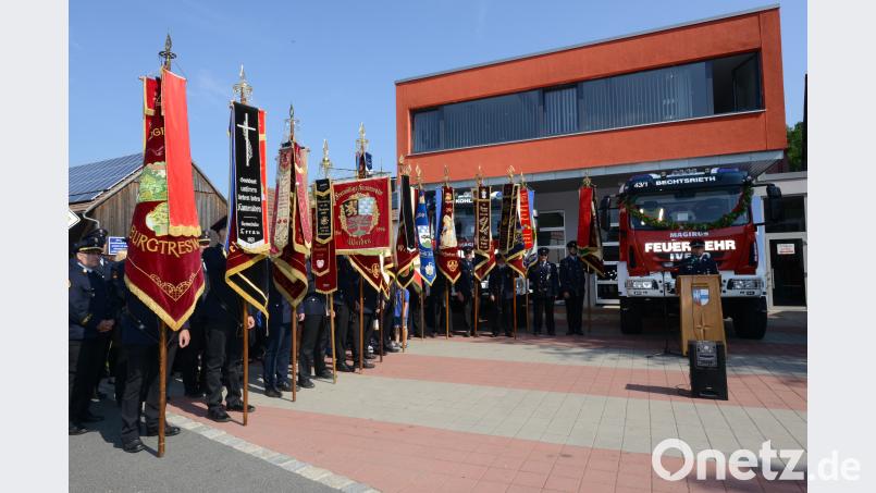 17 Fahnenabordnungen gaben der Feier zur Übergabe des neuen LF 10 an die Feuerwehr Bechtsrieth eine würdigen Rahmen. Beyerlein