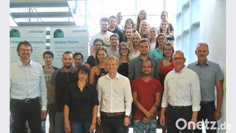 Studierende der OTH Amberg-Weiden und Mitarbeiter der Firma Gerresheimer kommen regelmäßig an einem „Innovativen LernOrt“ zusammen. Am Donnerstag trafen sie sich am Gerresheimer-Standort Wackersdorf. rhi