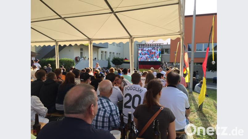 Im "Flosser Kessel" am Rathausplatz hofft man nun auf einen Sieg. omu