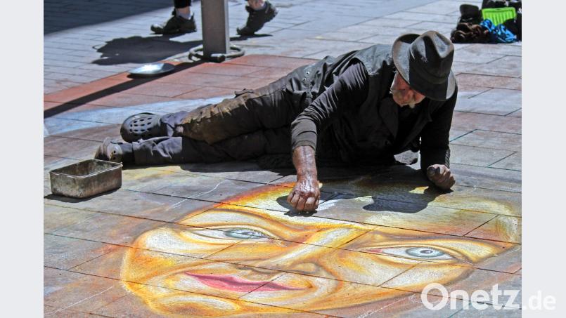 Auch das gehört zum Wave-Gotik-Treffen in Leipzig: Straßenmaler schaffen Kunstwerke und lassen  sich bei ihrer Arbeit über die Schulter blicken. nm