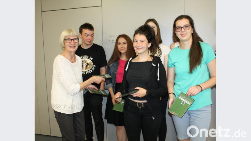 Zweite Bürgermeisterin Christa Zapf (links) überreichte das Video des Oberviechtacher Stadtporträts, damit sich die jungen Gäste auch daheim in Prag noch informieren können. lg