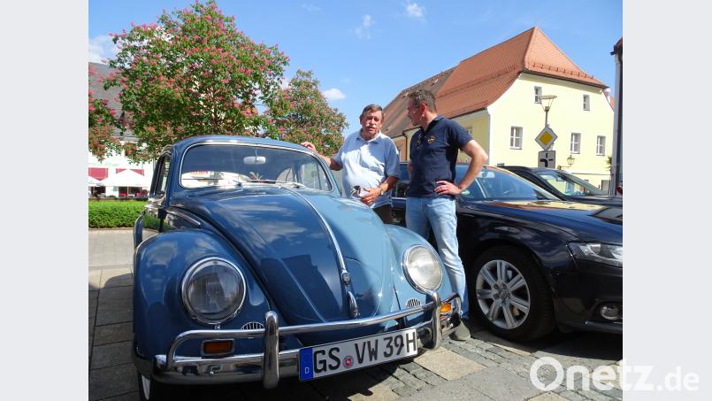 Gary Mirwald (rechts) fachsimpelt mit dem Vorbesitzer Josef Kuchenreuhter. rti