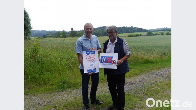 Sie hoffen auf engagierte Mitstreiter: Jürgen Preisinger, Vorsitzender des Kreisjugenrings, und Friedrich Wölfl, vormals Gymnasiallehrer und Politischer Bildner. Sie wollen  junge Leute als Wähler gewinnen mit überparteilichen Veranstaltungen, Polittalks und einer Ausstellung. exb
