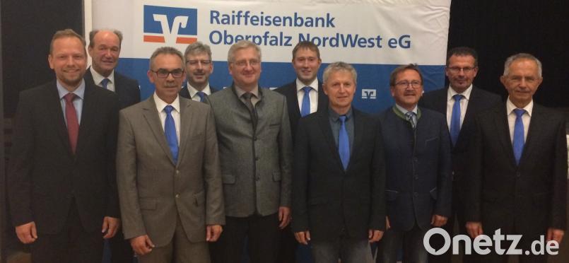 Die Redner blicken optimistisch in die Zukunft bei der ersten gemeinsamen Vertreterversammlung der &quot;neuen&quot; Raiffeisenbank Oberpfalz NordWest eG: v.l.: Oberrevisor Michael Kippes, Vorstand Herbert Meier, Aufsichtsrat Paul Reichenberger, Vorstand Robert Haubner, Aufsichtsrat Johannes Reger, Vorstand Thomas Keck, Aufsichtsrat Johannes Birkner, Bürgermeister Hans Donko, Vorstandssprecher Joachim Geyer und Aufsichtsratsvorsitzender Hubert Kellner. mez
