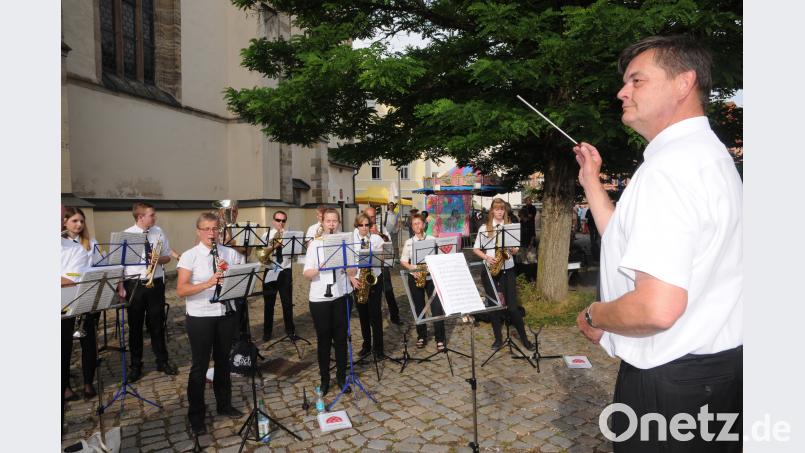 Unter Leitung von Johannes Mühldorfer eröffnet die Stadtkapelle das Altstadtfest mit einem Konzert, so wie hier 2017. Bild: Gebhardt