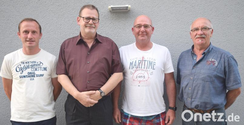 Über die erfolgreiche Neuwahl freuen sich (von links) der Vorsitzende des SVI, Martin Luber, der zurückgetretene Chef des Fördervereins, Adrian Zeller, sein Nachfolger Thomas Dirler und der kommissarisch tätige Vorsitzende des Fördervereins, Alfred Ebert. no