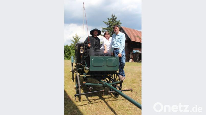 Der „Kutscher“ Dominik Gruber (links) hat schon mal provisorisch ohne Pferde angespannt, dafür aber mit dem Regie-Team Tina Lorenz und Till Rickelt. Holger Stiegler