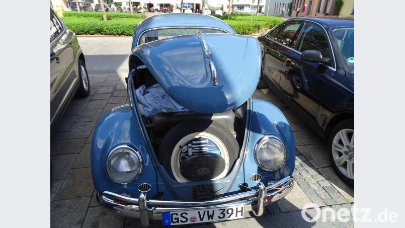 Unter der Fronthaube ist das Reserverad. Unter der Abdeckung ist sogar Werkzeug versteckt. rti