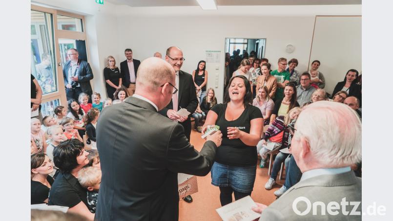 Dekan Johannes Lukas überrascht Kindergartenleiterin Barbara Zehrer mit einem Geschenk. Lukas Meister
