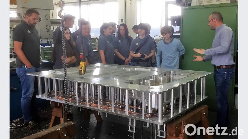 Die Schüler erhalten Einblicke in die Firma Metallverarbeitung Schraml. exb