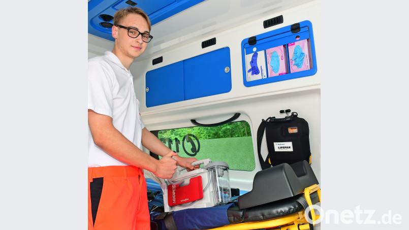 Auch das gehört zum Krankentransport dazu: Maximilian Spies checkt die Ausrüstung. Petra Hartl