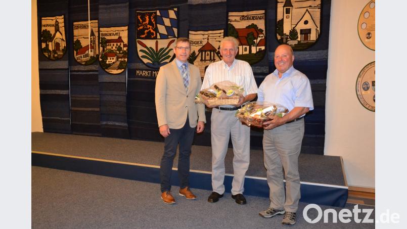 Bürgermeister Hermann Ach (links) dankt den Markträten Josef Hierold (Mitte) und Karl Liebl  für ihre jahrzehntelange Arbeit. gi