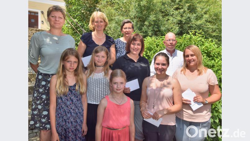 Die Vertreter verschiedener kirchlicher und karitativer Organisationen freuen sich über die Spenden, die ihnen der Vorsitzende des Diakonievereins, Pfarrer Thomas Schertel, überreicht. no