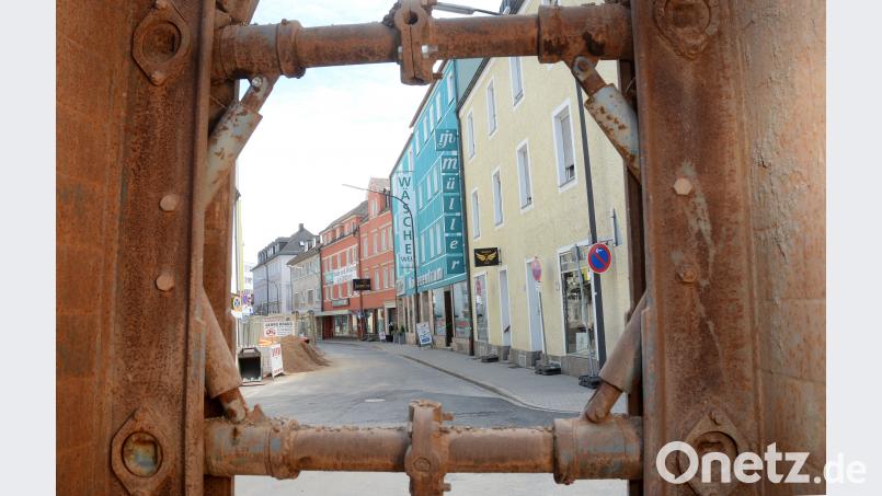 Blick in die Ringstraße, die vorerst nur von der Regerstraße her bis zur Einfahrt von  Mode-Müller einen neuen Belag erhält. Bild: Schönberger Schönberger, Gabi [GSB]