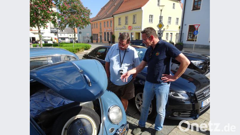 Gary Mirwald (rechts) fachsimpelt mit dem Vorbesitzer Josef Kuchenreuther. rti