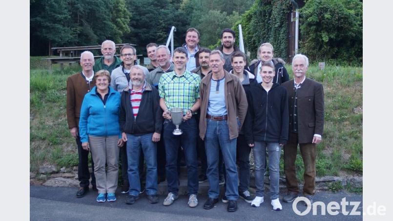 Beim Kreisschießen  gewann die Nabburger Feuerschützengesellschaft  den Wanderpokal. Mit im Bild die  nachfolgenden Mannschaften und die  besten Einzelschützen. Zu den Erfolgen  gratulierten 
Pokalspender Arnold Kimmerl (links), Schützenmeister Rudi Schreyer (rechts daneben) , OSB-Vizepräsidentin Herta Zeiler (vorne links) sowie  OSB-Präsident Franz Brunner (rechts). slh