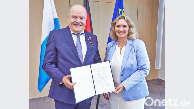 Bayerns Sozialministerin Kerstin Schreyer verleiht am am Donnerstag, 21. Juni 2018, das Verdienstkreuz am Bande des Verdienstordens der Bundesrepublik Deutschland an
Albert Vetterl
© Foto Gert Krautbauer/Stmas exb/Gert Krautbauer