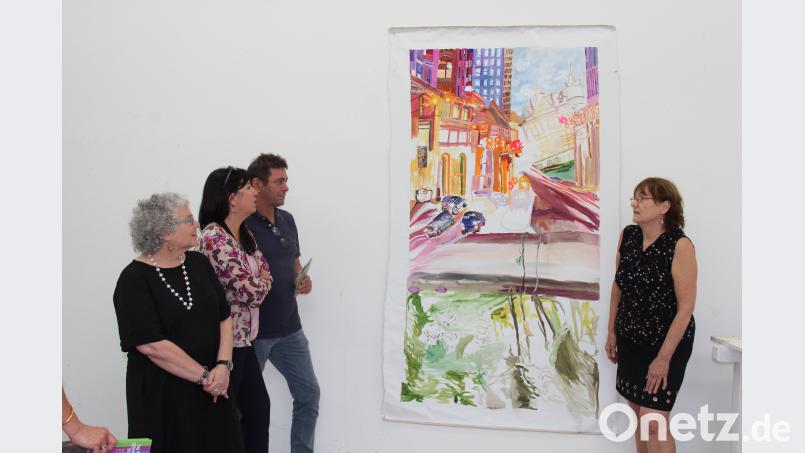 Malerin Olive Ayhens (rechts) gibt Künstlerhaus Leiterin Andrea Lamest (2. von links), Schriftstellerin Judith Cooper (links) sowie Fördervereins-Vize Clemens Mayer schon einmal einen Einblick in ihr künstlerisches Schaffen. Holger Stiegler