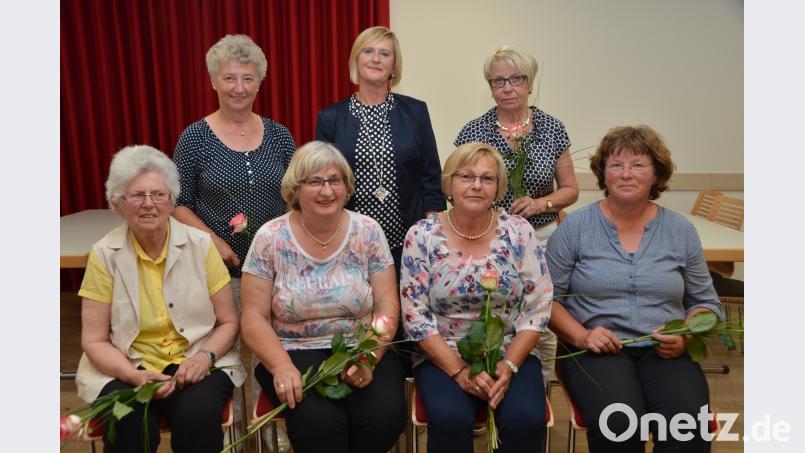 Bezirksvorsitzende Martha Bauer (hinten, Mitte) verabschiedet Ingrid Voitenleitner, Rita Bäumler, Roswitha Sier, Bettina Wildenauer, Martha Simacek und Anna Plank (von links) aus dem Frauenbund-Vorstand. dob