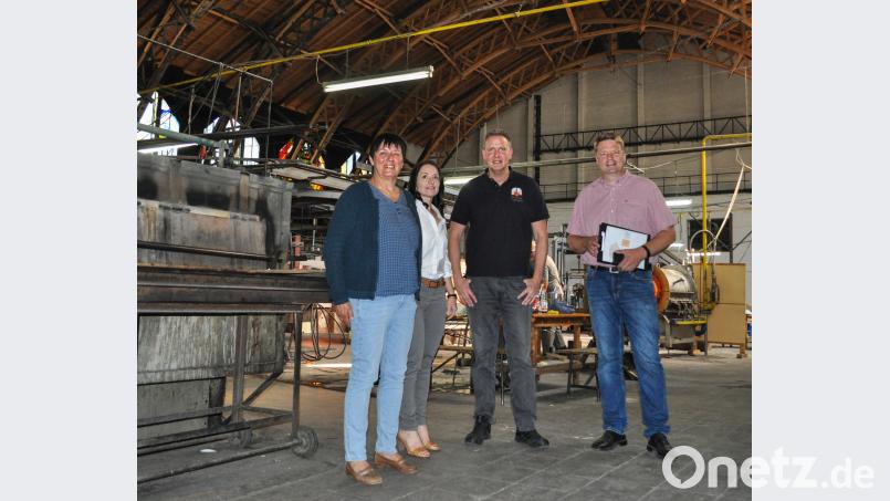 Das Ovigo-Theater Oberviechtach zeigt in der besonderen Atmosphäre der Glashütte Lamberts in Waldsassen das Weihnachtsstück &quot;Scrooge&quot; - am 15. Dezember. Karten sind bereits erhältlich. In der Ofenhalle trafen sich die Beteiligten zu einer Besprechung: Von links Beatrix Rustler von der Stadtverwaltung, Petra Sommer-Stark - sie hatte das Gastspiel in Waldsassen initiiert - sowie Lamberts-Prokurist Robert Christ und Stadtbaumeister Hubert Siller. exb