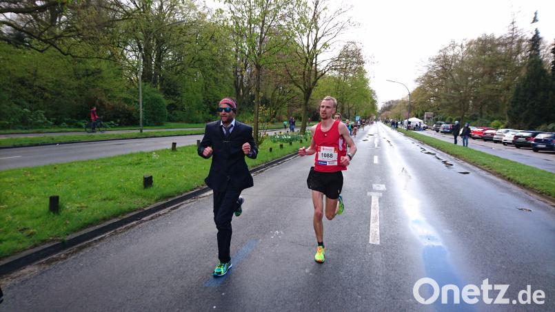Felix Mayerhöfer beim Hamburg-Marathon mit Sonnenbrille, Krawatte und Dreiteiler. Er bewältigte die Distanz in 2:43:04 Stunden im schicken Dreiteiler. Das besondere an der Business-Laufkleidung: Sie ist atmungsaktiv. Entwickelt wurde sie von einem Herrenausstatter aus Hersbruck, der letztlich auch die Idee zum Rekordversuch hatte. exb/Wechselszene Sven Hindl