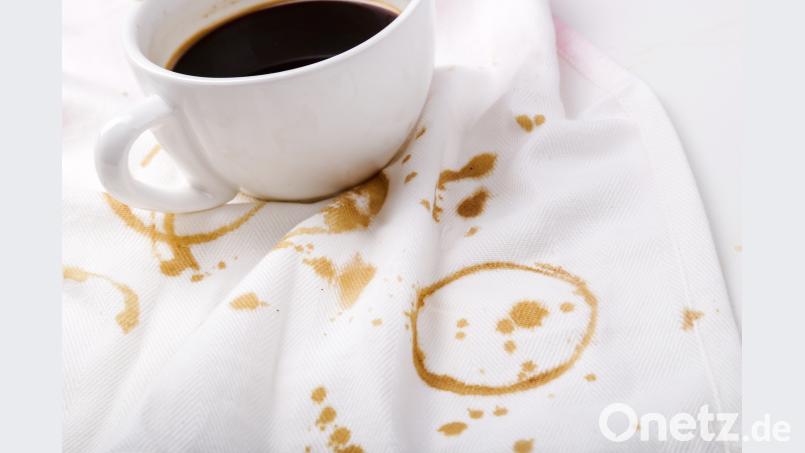 Die Hauswirtschaftsmeisterin Roswitha Hubmann empfiehlt, Kaffeeflecken sofort mit Wasser auszuspülen. Yeko Photo Studio/stock.adobe.com