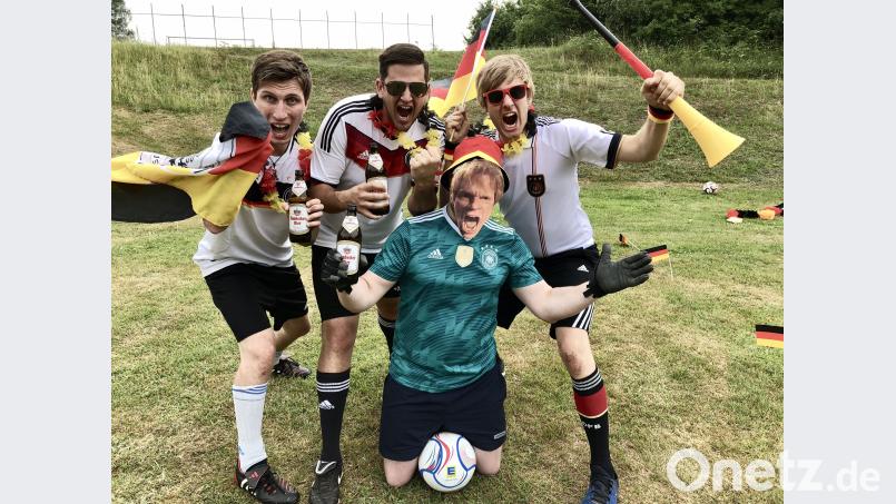 Die „Rotzlöffl“ sind im WM-Fieber (von links): Sandro, Matthias, Christoph getarnt als Olli Kahn und David feuern die Nationalmannschaft mit ihrem Hit „Laufen“ an. exb