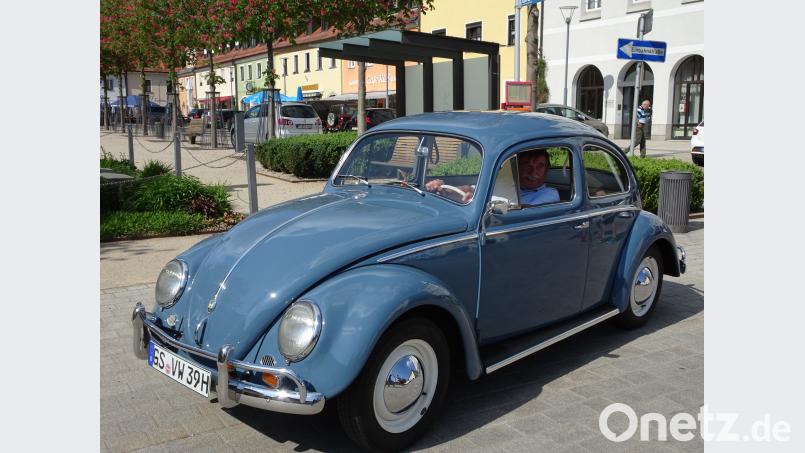 Josef Kuchenreuther nimmt in dem Käfer, der in den 1990er Jahren seiner Tochter gehörte, Platz. rti