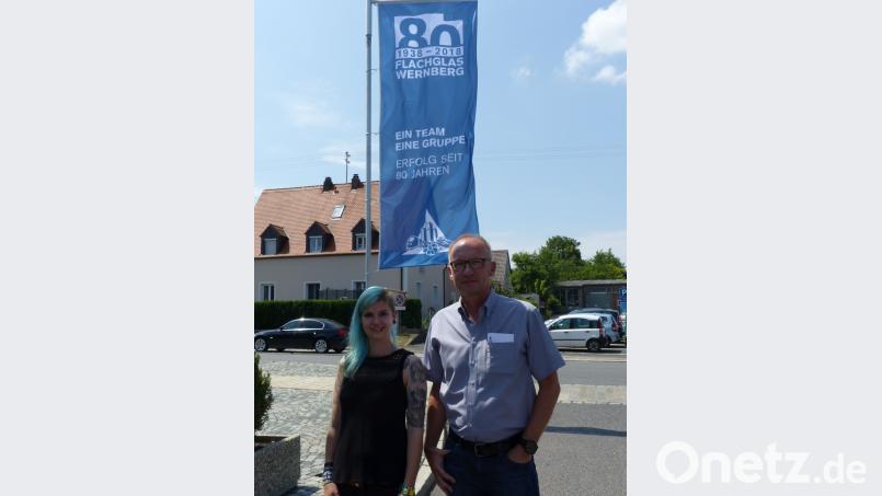Marketingleiter Walter Schöpf und seine Kollegin Jasmin Sorgenfrei nehmen 80 Jahre Flachglas zum Anlass, um über Investitionen und Objekte zu informieren. Völkl